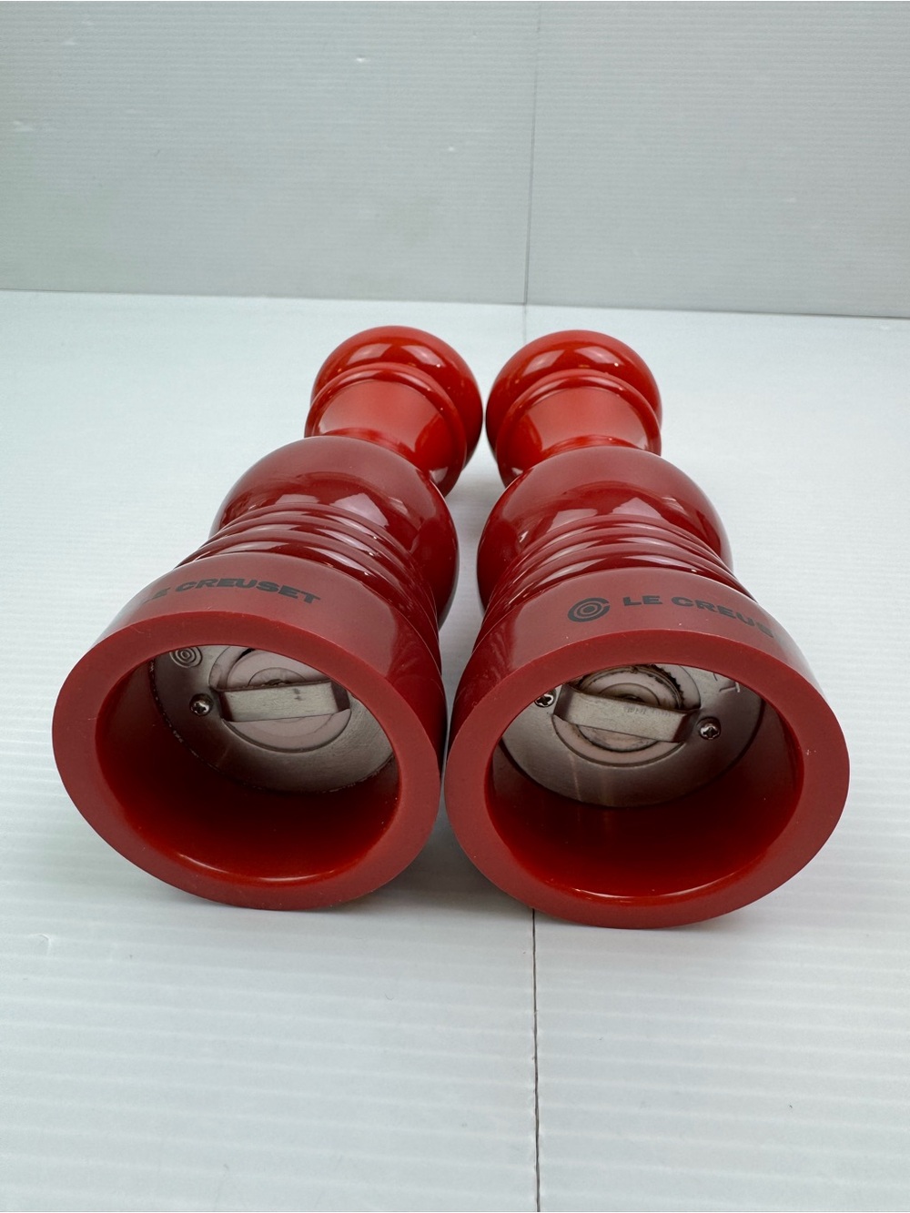 Le Creuset Salt and Pepper Mill Set of 2 Cerise Red 8" Classic Grinder - Picture 6 of 10